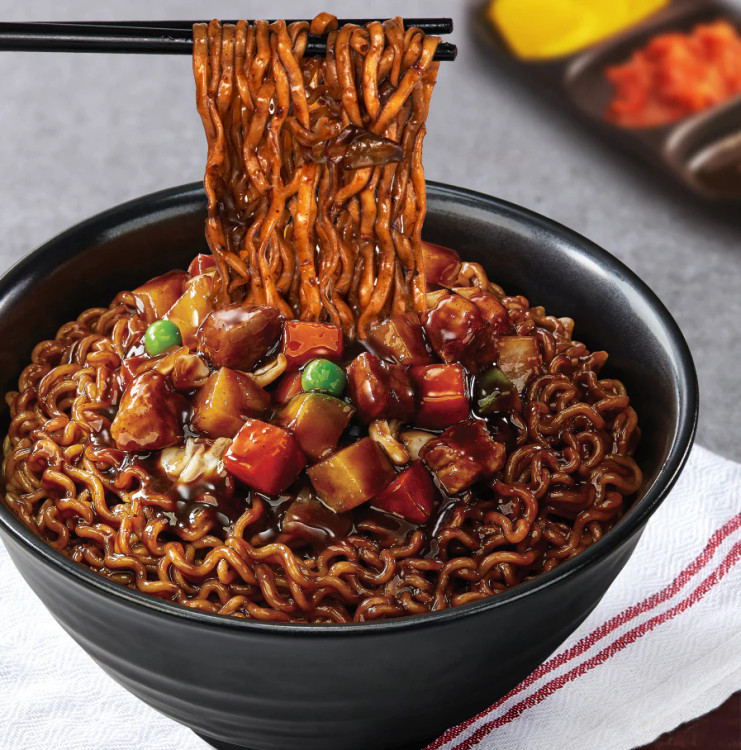 جاجانگمیون کره ای با سس لوبیای سیاه