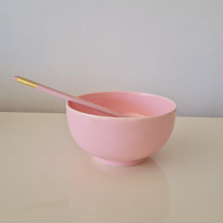 کاسه صورتی همراه با چاپستیک
